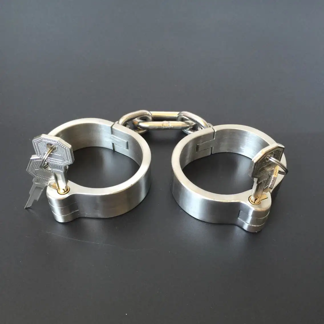 Stainless Steel Handcuffs For Sex Oval Type Bondage Lock Bdsm Fetish Wear Hand Cuffs Bondage