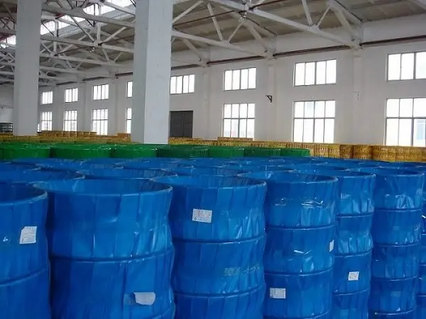 Packing in bulk with colored plastic belt for exporting