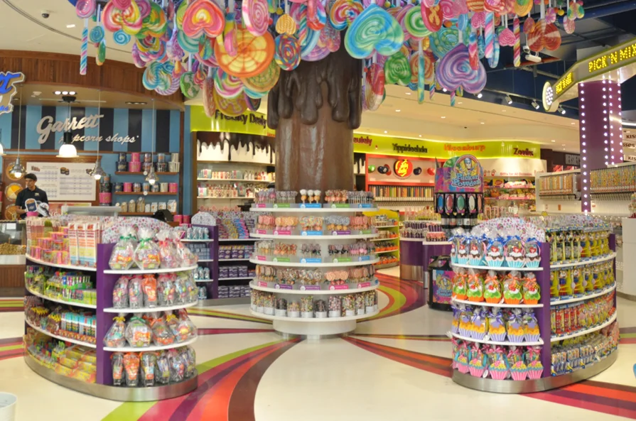 Candy shop 2. Candylicious Дубай. Магазин необычных сладостей. Красивый магазин соплостей. Конфетный магазин.