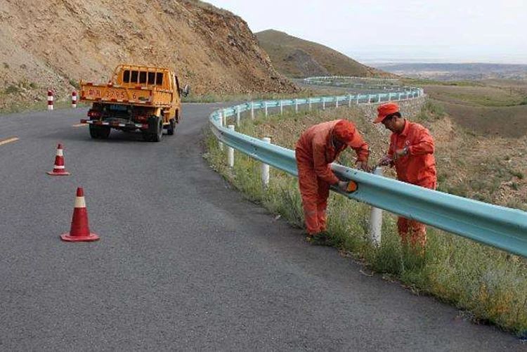 Yellow and white reflective road trapezoidal contours guardrail Delineator for traffic safety