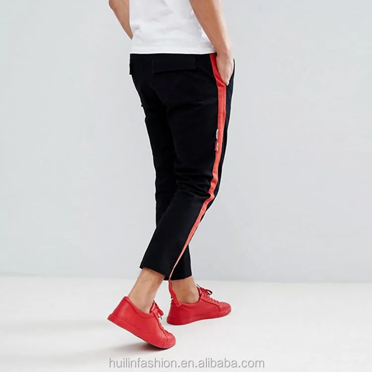 calça preta com listra vermelha na lateral