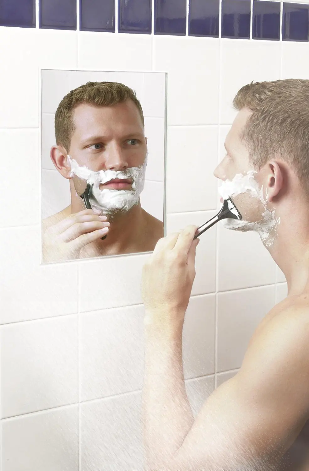 Брею мужу видео. Мужчина бреется. Бородатый мужчина бреется. Парень бреет. Зеркало для мужчин для бритья.