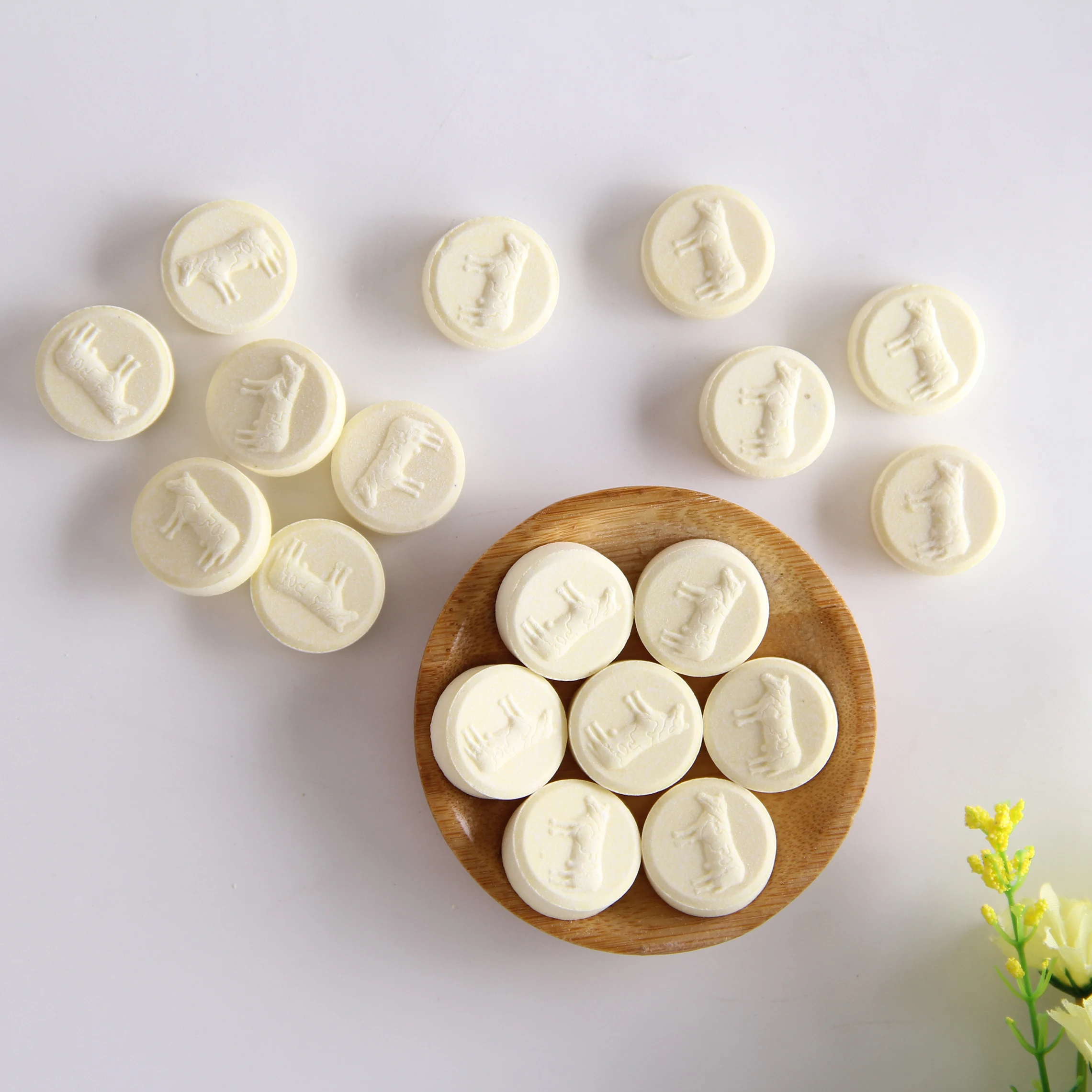 硬咀嚼牛奶片剂糖果由儿童休闲零食和 oem 工厂的初乳奶粉压制