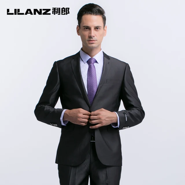 Trajes grises para hombre Los chalecos de traje grises para hombre y una buena corbata son la forma ideal de conseguir tu outfit más elegante. Un traje también en tonos grises, una camisa blanca y unos zapatos marrones a juego con el cinturón marcarán un antes y un después en tu fondo de armario.