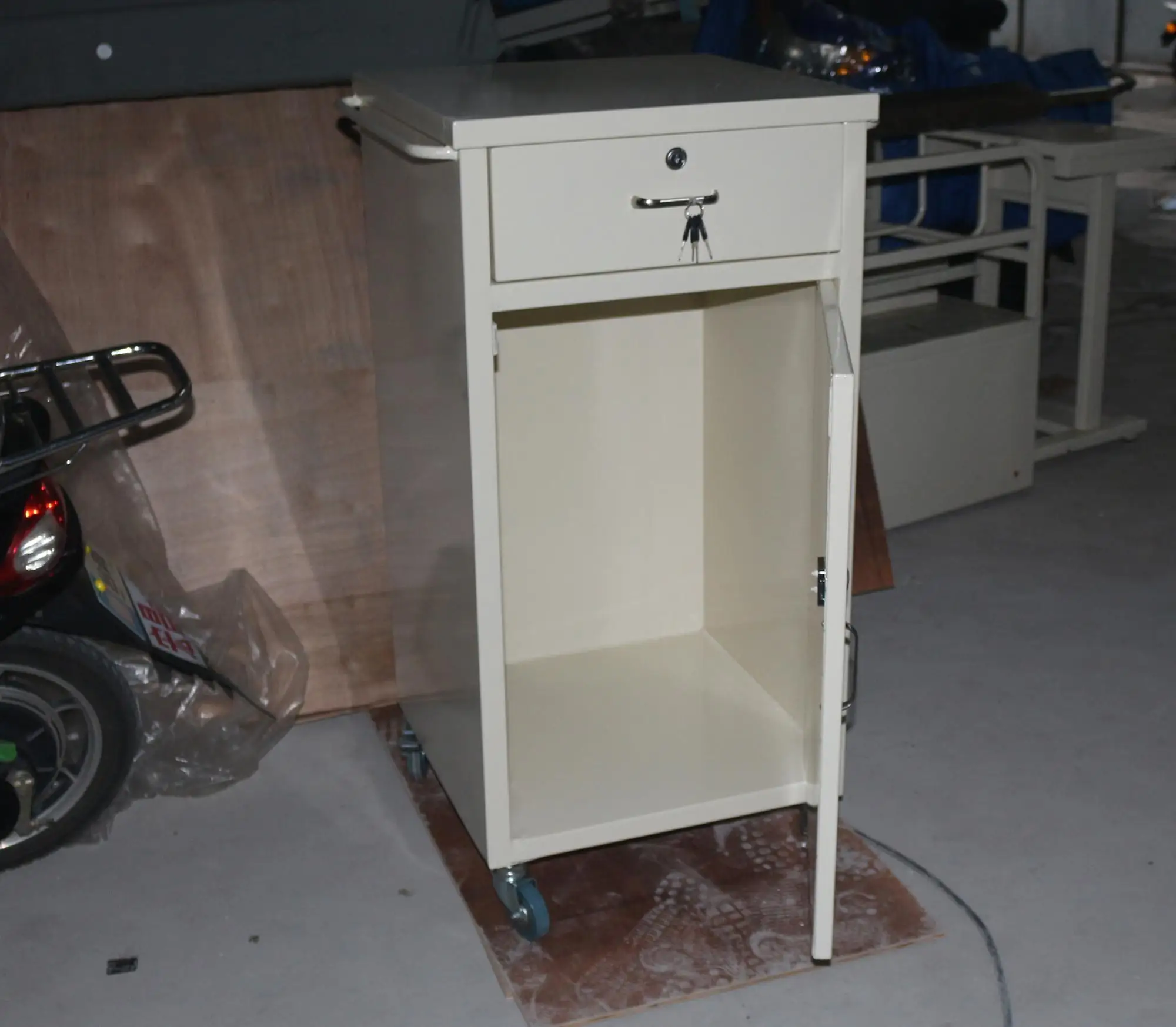 Rise And Fall Plastic Overbed Bedside Table Cardiac Table With Wheels