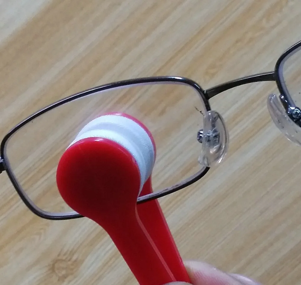 Custom Logo Plastic Mini Portable Microfiber Eyeglass Cleaner Keychain