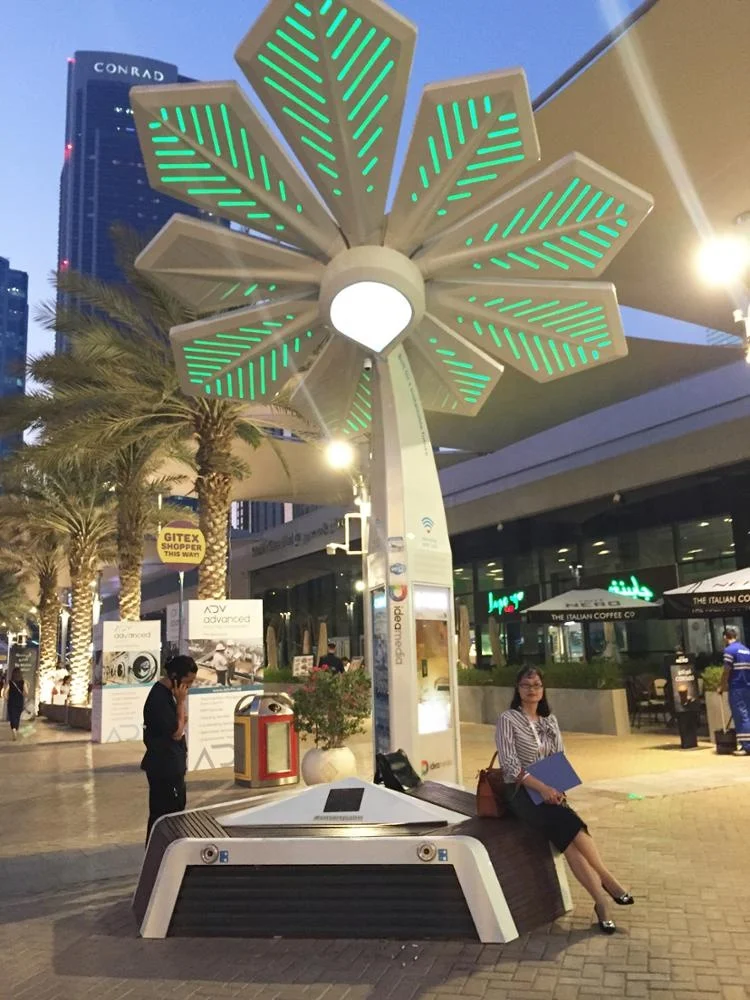 新设计的智能棕榈树雕塑与 usb 充电 led 屏幕太阳能 wifi 等多功能