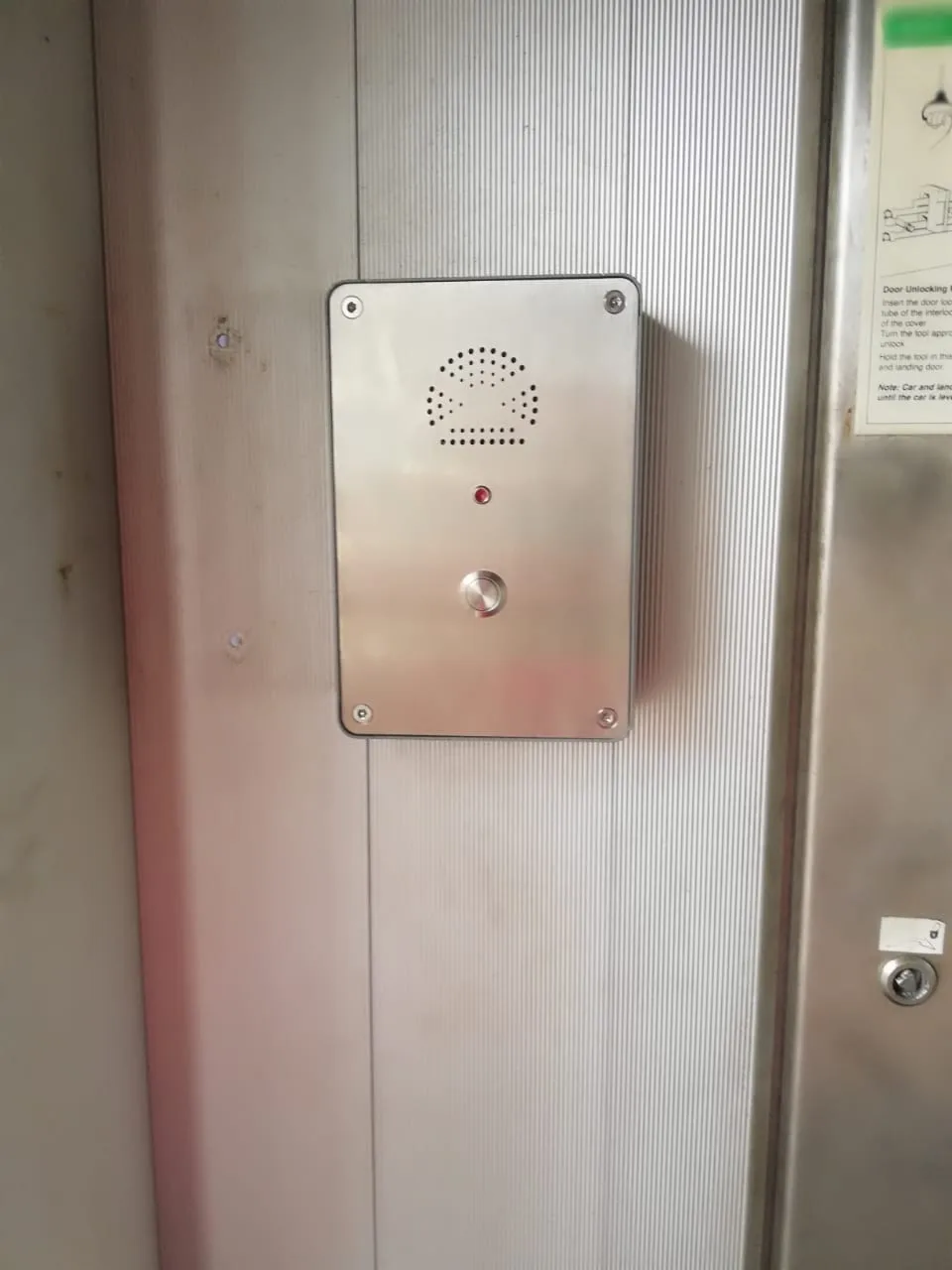 Телефон лифтовой службы. Домофон лифт. Аварийный лифт. Домофон лифт лифт. Телефонная трубка в лифтах.