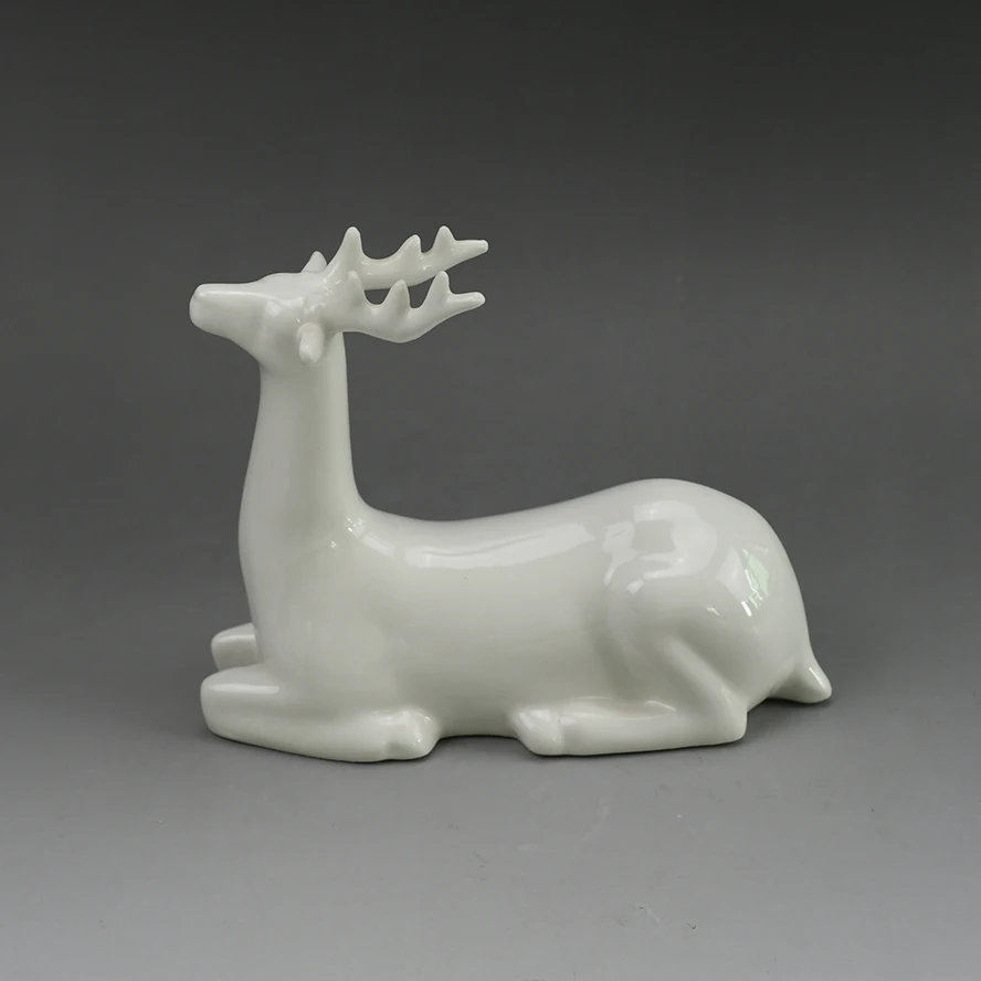 Белые фигурки. Керамический олень фигурка. Статуэтка керамическая «олень». Фигурка олень керамика. Фарфоровые фигурки оленей.