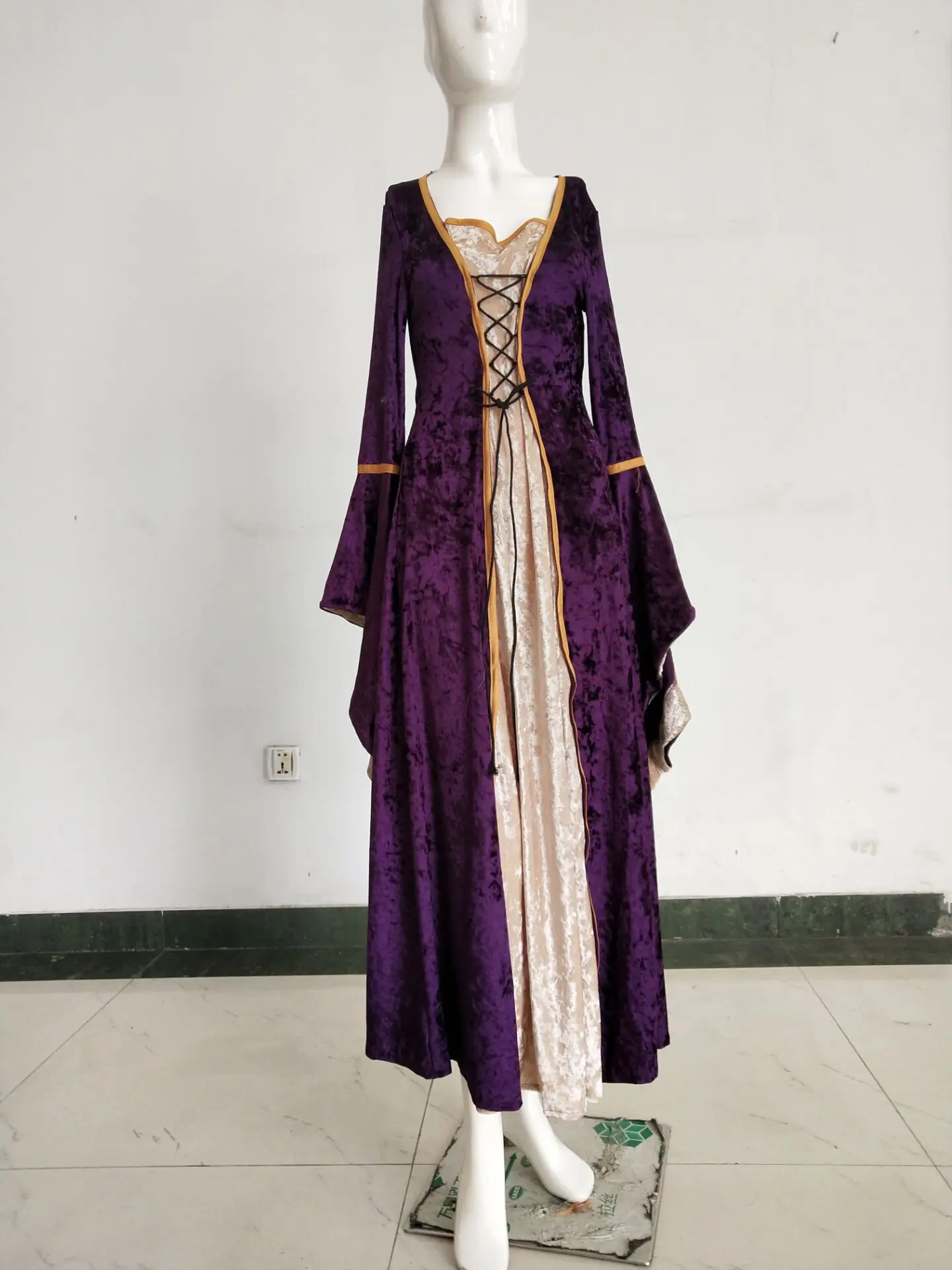 medieval costume1.jpg