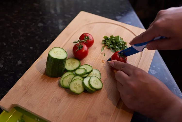 plastic cutting board with drip edge