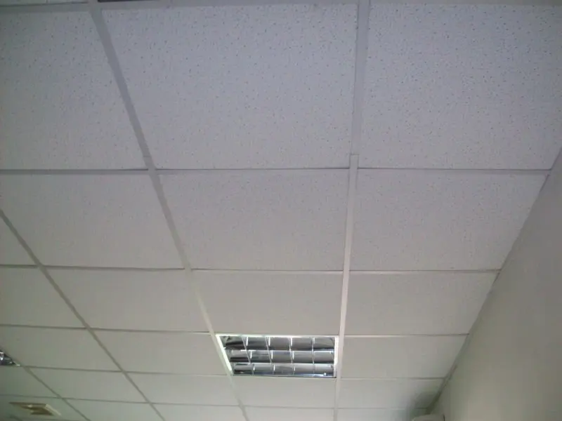 Подвесной потолок т 24. Металлический кассетный потолок. Кассетный потолок белый глянцевый. Потолок t Grid Wonzone.