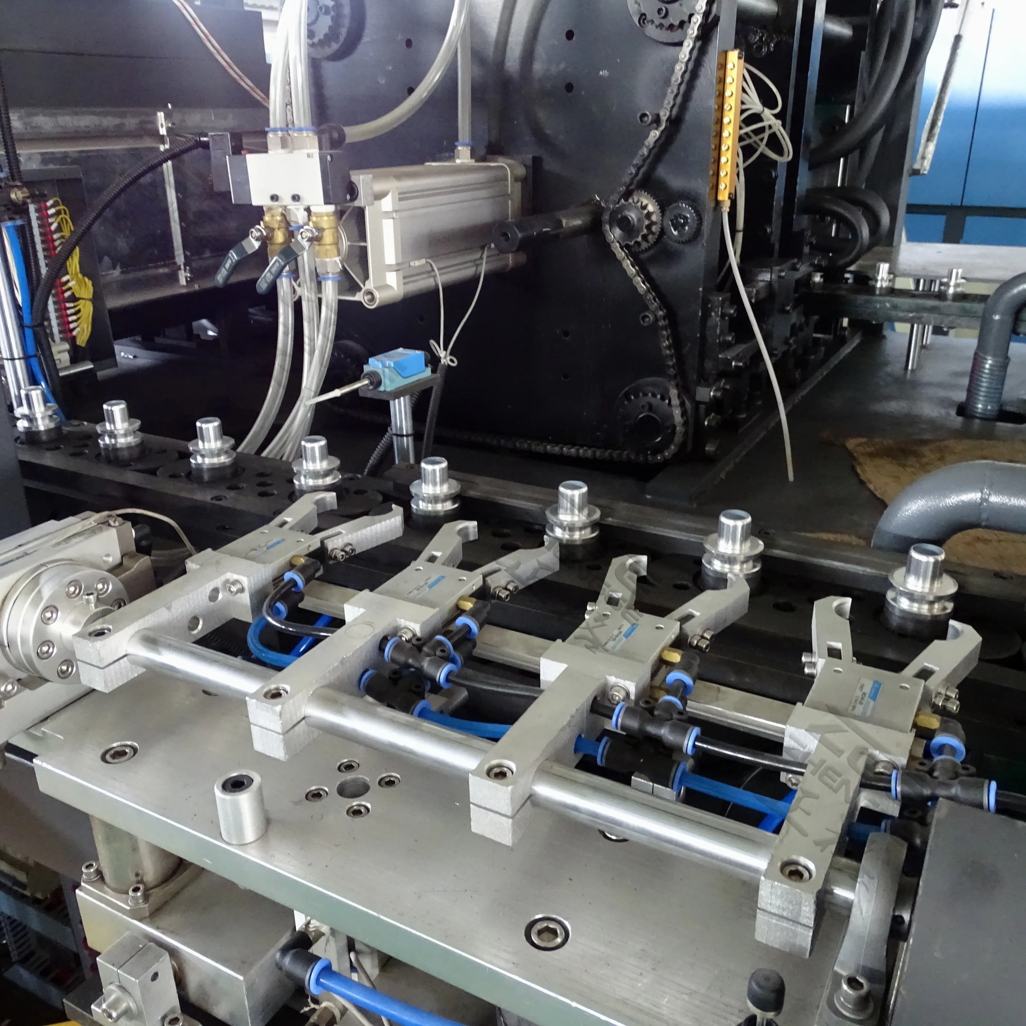 strech machine / pet water bottle manufacturer