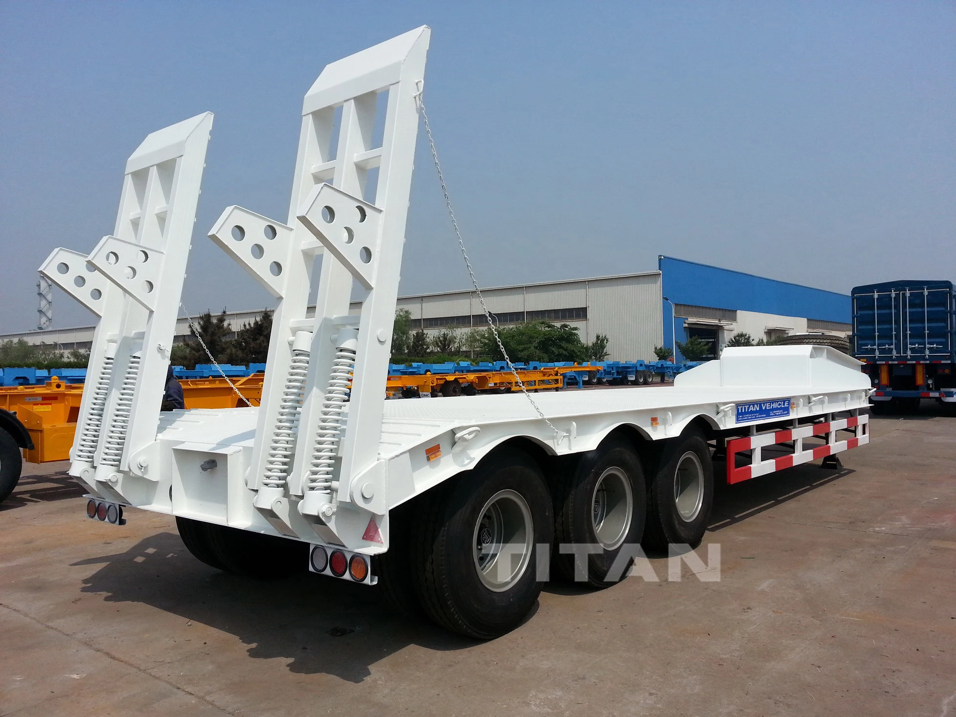 Hydraulic tri-axle lowloader truck transport heavy duty machine loading weight 60 tons 80 tons excavator low bed trailer 100 ton