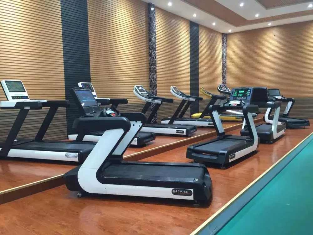 Фитнес заводской район. Тренажерный зал Беговая дорожка. Беговая дорожка зал. Тренажер зали таклиф лойихаси.