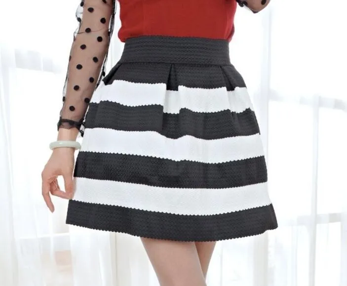 saia de listras preta e branca