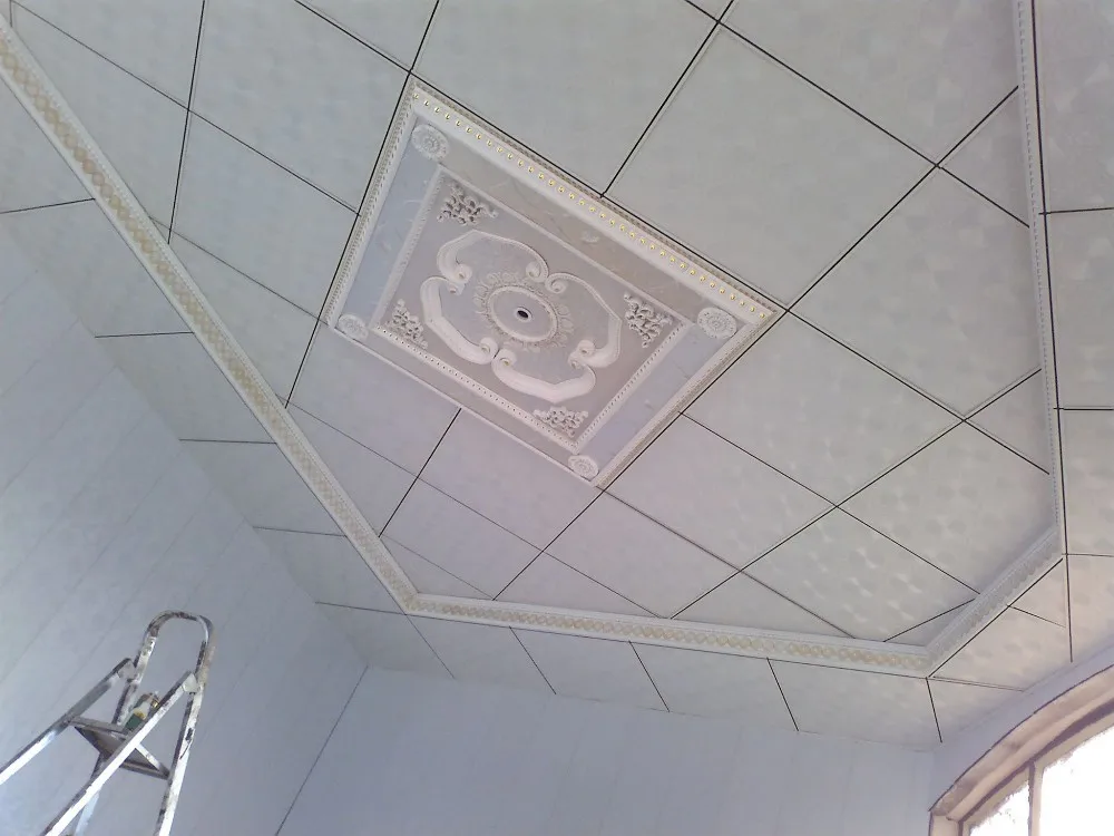 Потолок плитка в ванной комнате. Потолочные плиты для ванной. Потолочная плитка в ванной комнате. Плитка на потолке в ванной. Потолочные плиты в ванную комнату.