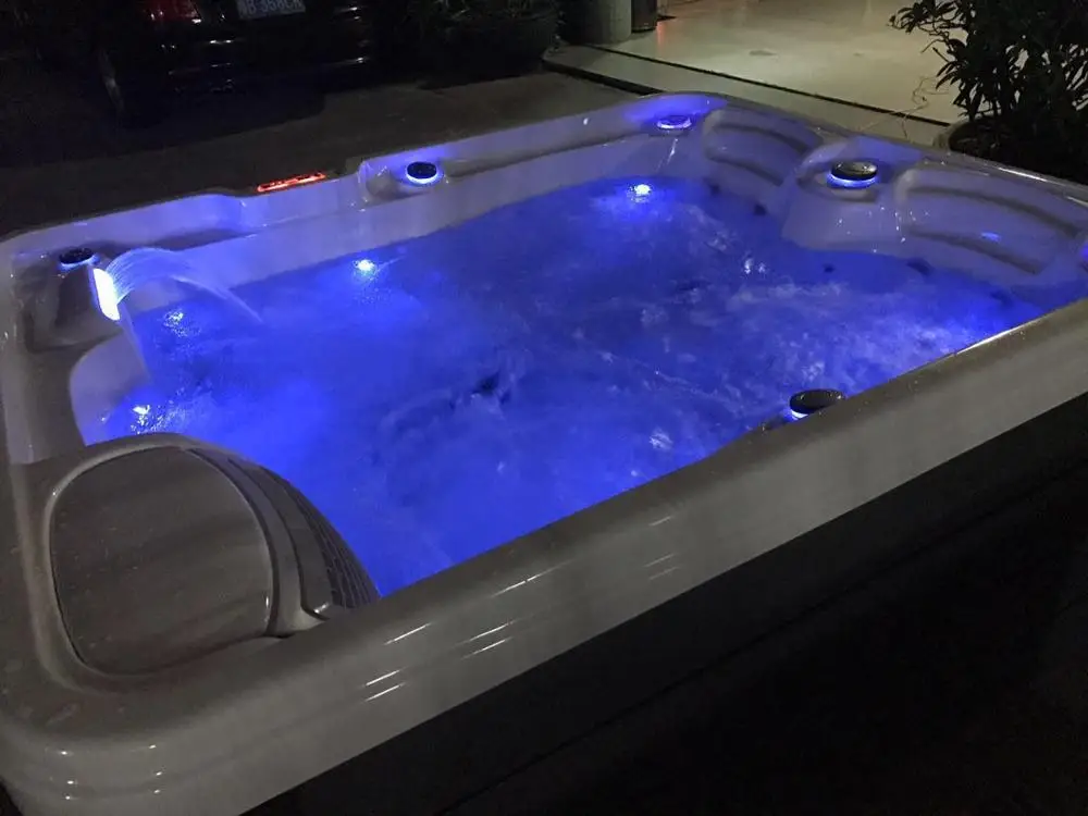 hot tub with swimming jet