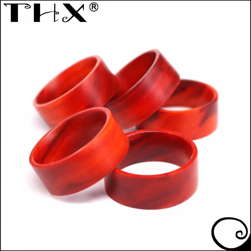 Пластмассовые кольца. Кольцо красного цвета. Красное кольцо. Кольцо на безымянном пальце. Красное пластиковое кольцо.
