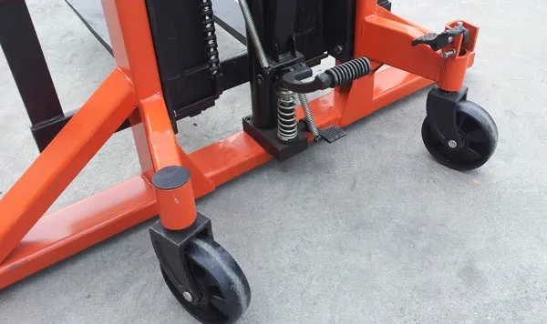 straddle-hand-stacker-07