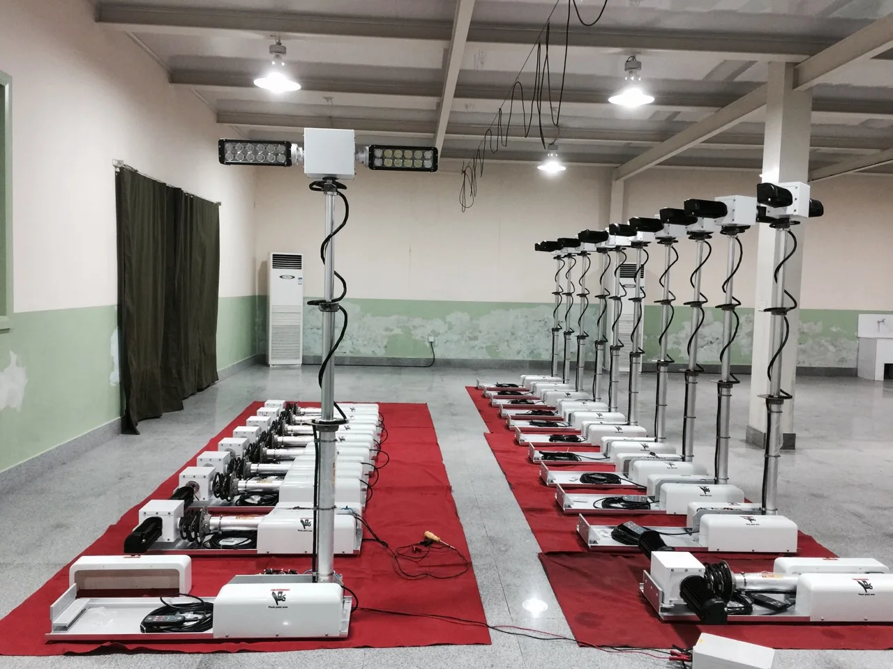 Vehicle roof telescopic mast
