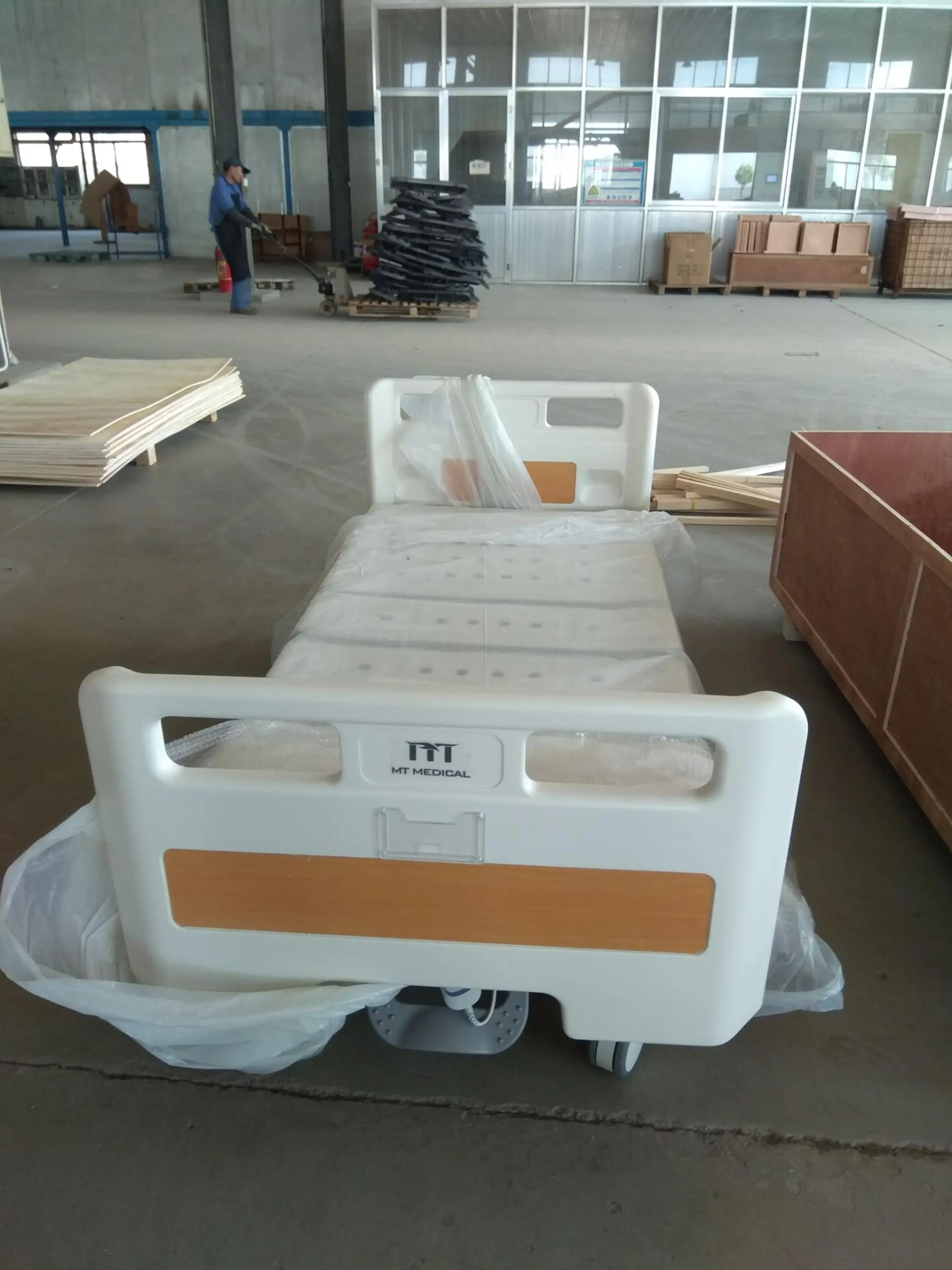 Medical manual hospital bed with two shakes