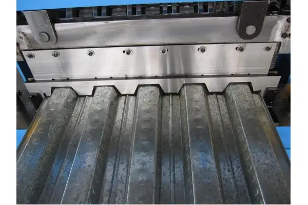 建筑材料镀锌波纹穿孔金属钢甲板