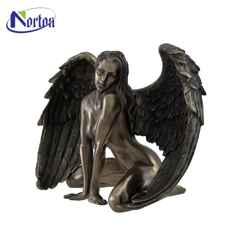 Девушка ангел с крылом скульптура. 