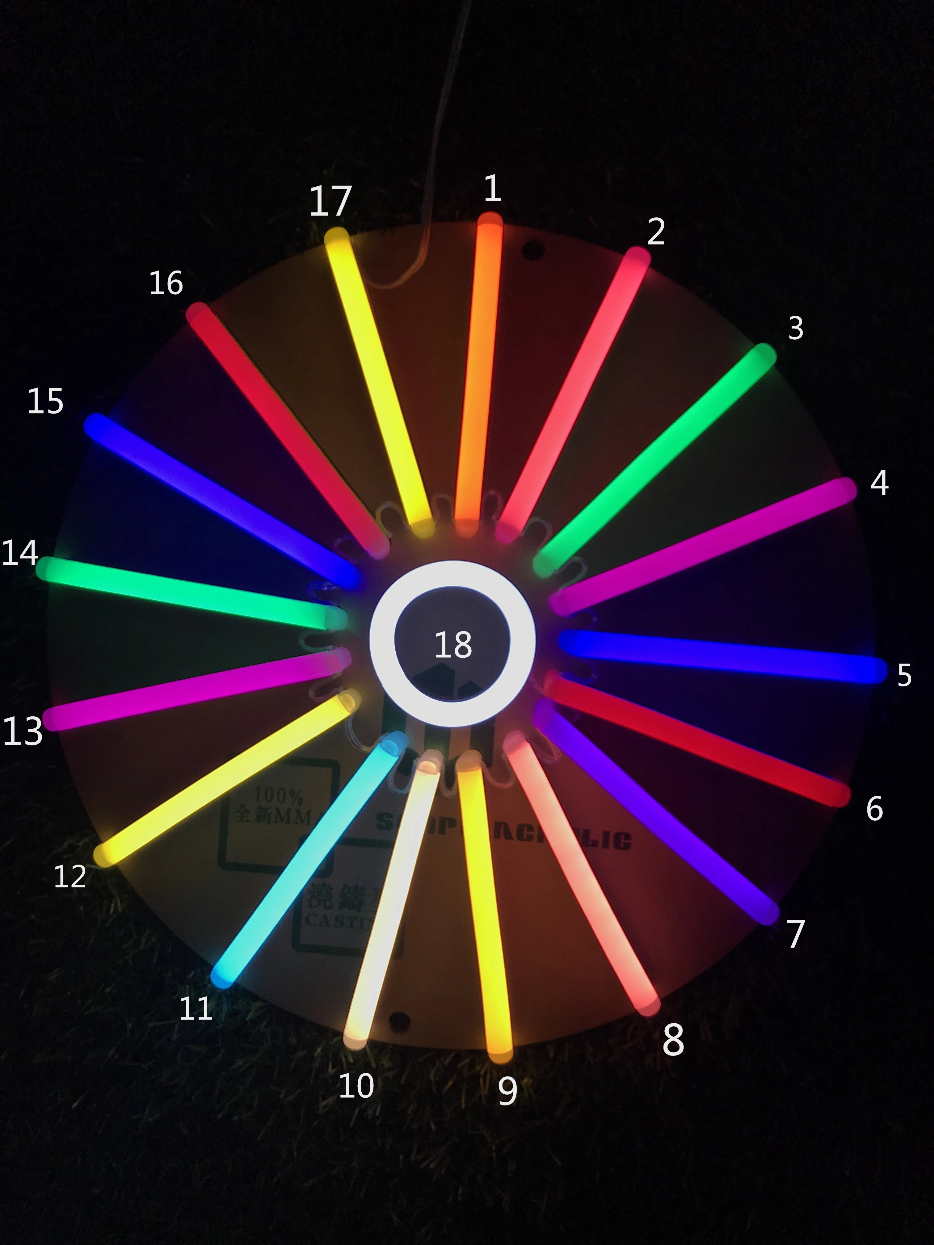 婚礼派对在丙烯酸 led 霓虹灯艺术标志之后快乐地装饰