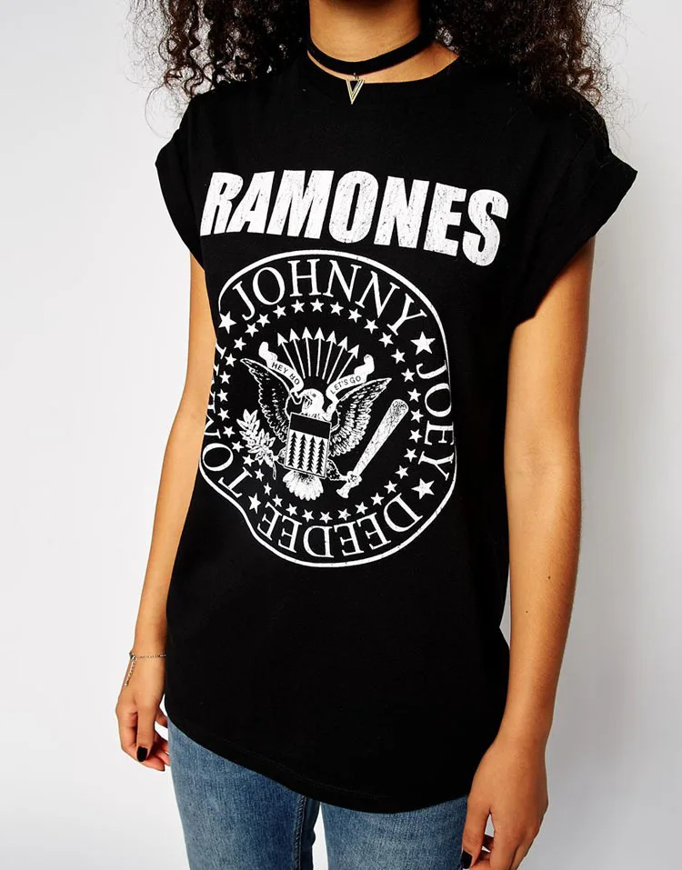 Купить футболку xs. Футболка Ramones женская. Крутые футболки женские. Футболка с фотографиями группы. Футболка XS.
