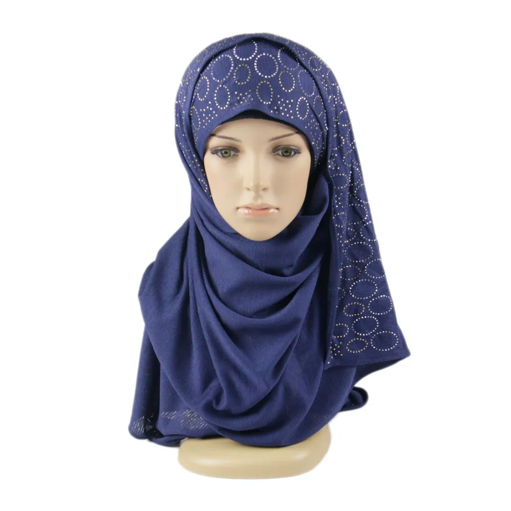 Хиджабе малайзия. Мусульманка в хиджабе. Мусульманские платки с кружевом. Хиджаб с кружевами. Черные шарфы для хиджаба.