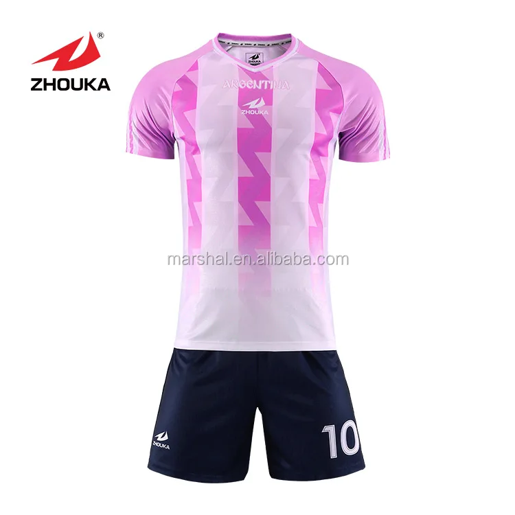 Черно розовая форма. Розовая футбольная форма. Футбольная форма розового цвета. Розовые формы в футболе. Футболисты в розовой форме.