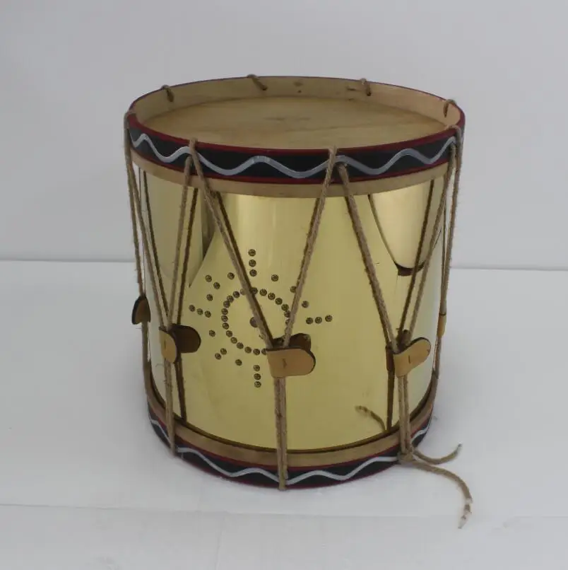 金色不锈钢圆形 drump 咖啡桌与玻璃顶部