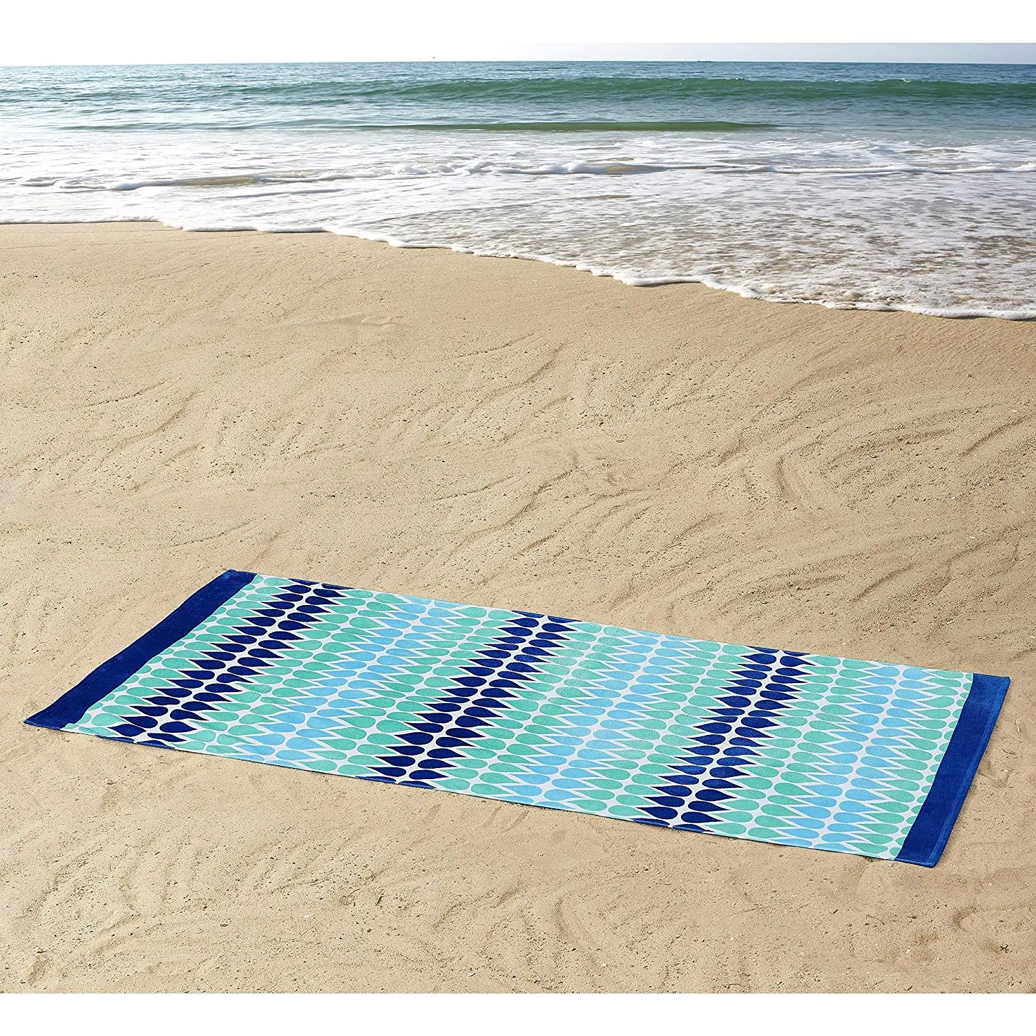 Полотенце раст. Плед для пляжа. Полотенце на пляже. Коврик для загорания. Пляжное полотенце на песке.