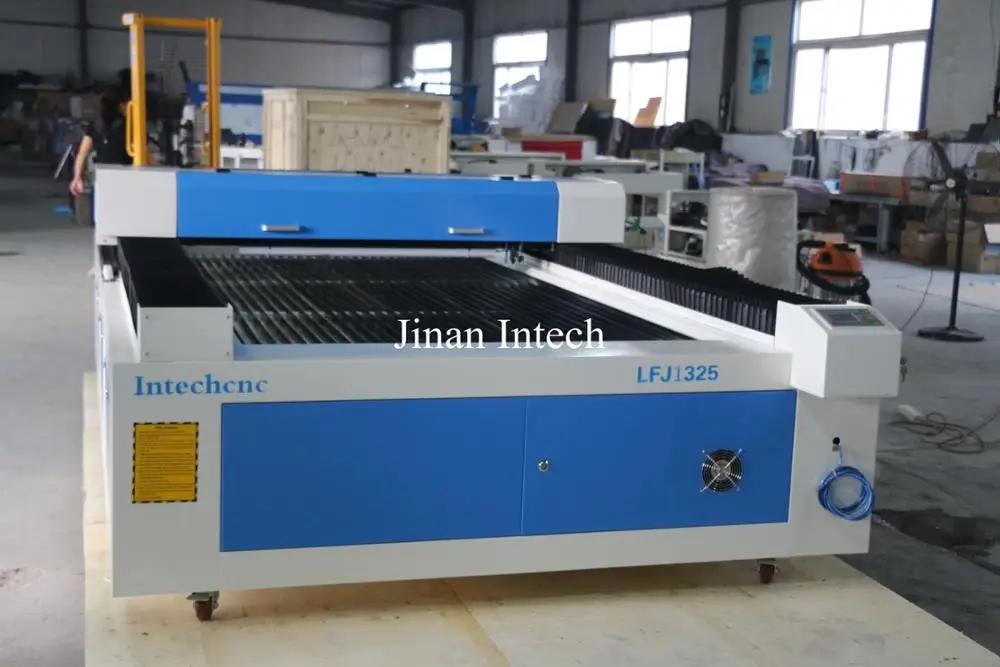 Ce Standard 1300*2500mm Auto Focus Laser Cutting Machine
