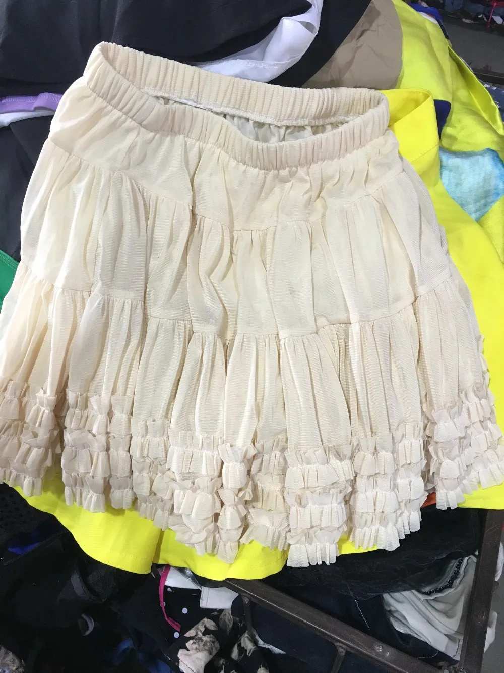 廉价混合年龄组和混合季节日本二手衣服