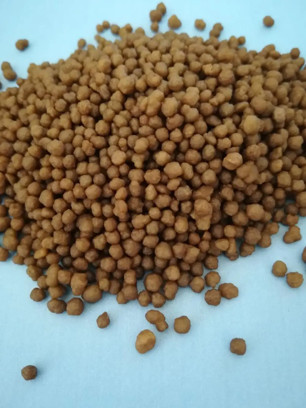 Удобрение коричневого цвета. Семена душистого перца. Коричневые гранулы. Удобрение коричневого цвета. Удобрение в гранулах красного цвета.