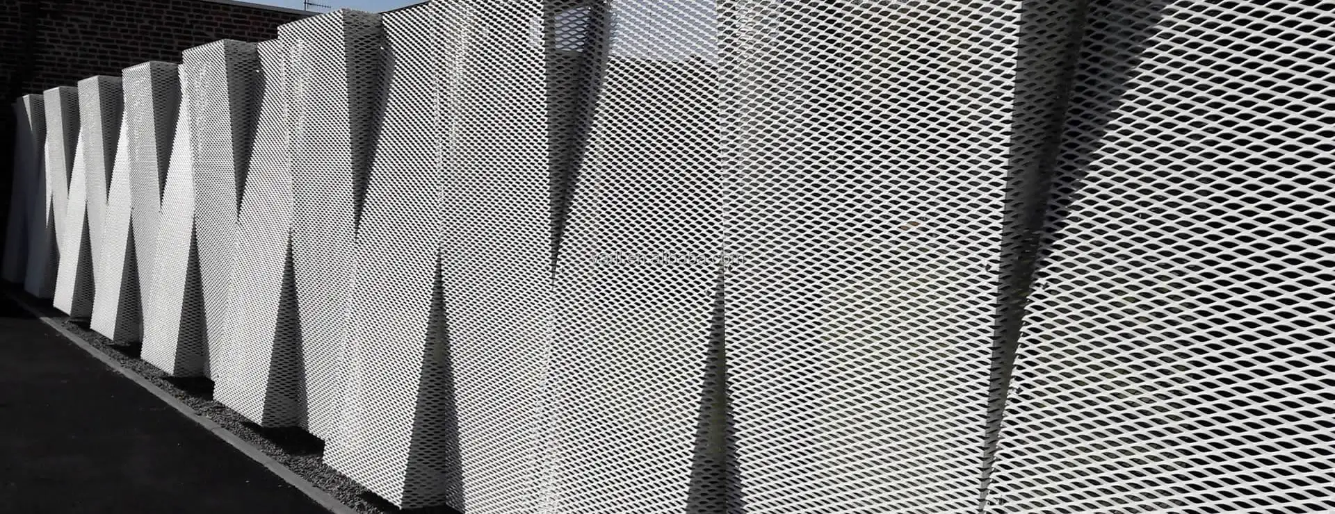 Сетчатый фасад. Сетчатые панели mesh metal. сетка пвс/пвл. фасад просечно-вытяжной металл. сетка просечка.