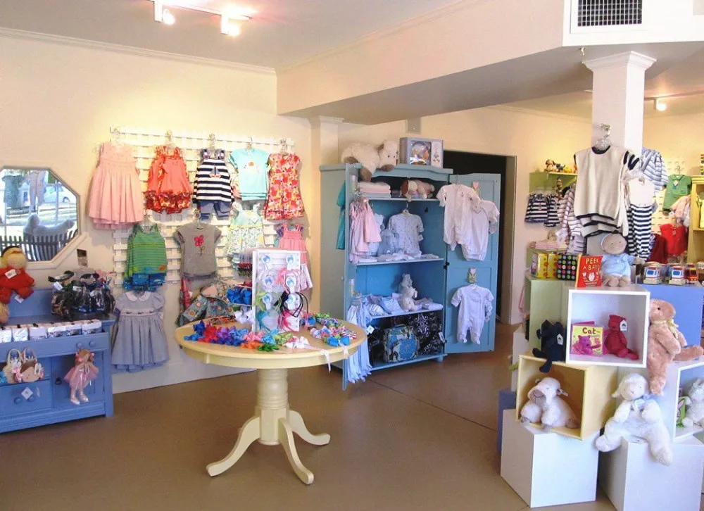 Как красиво оформить детский магазин одежды