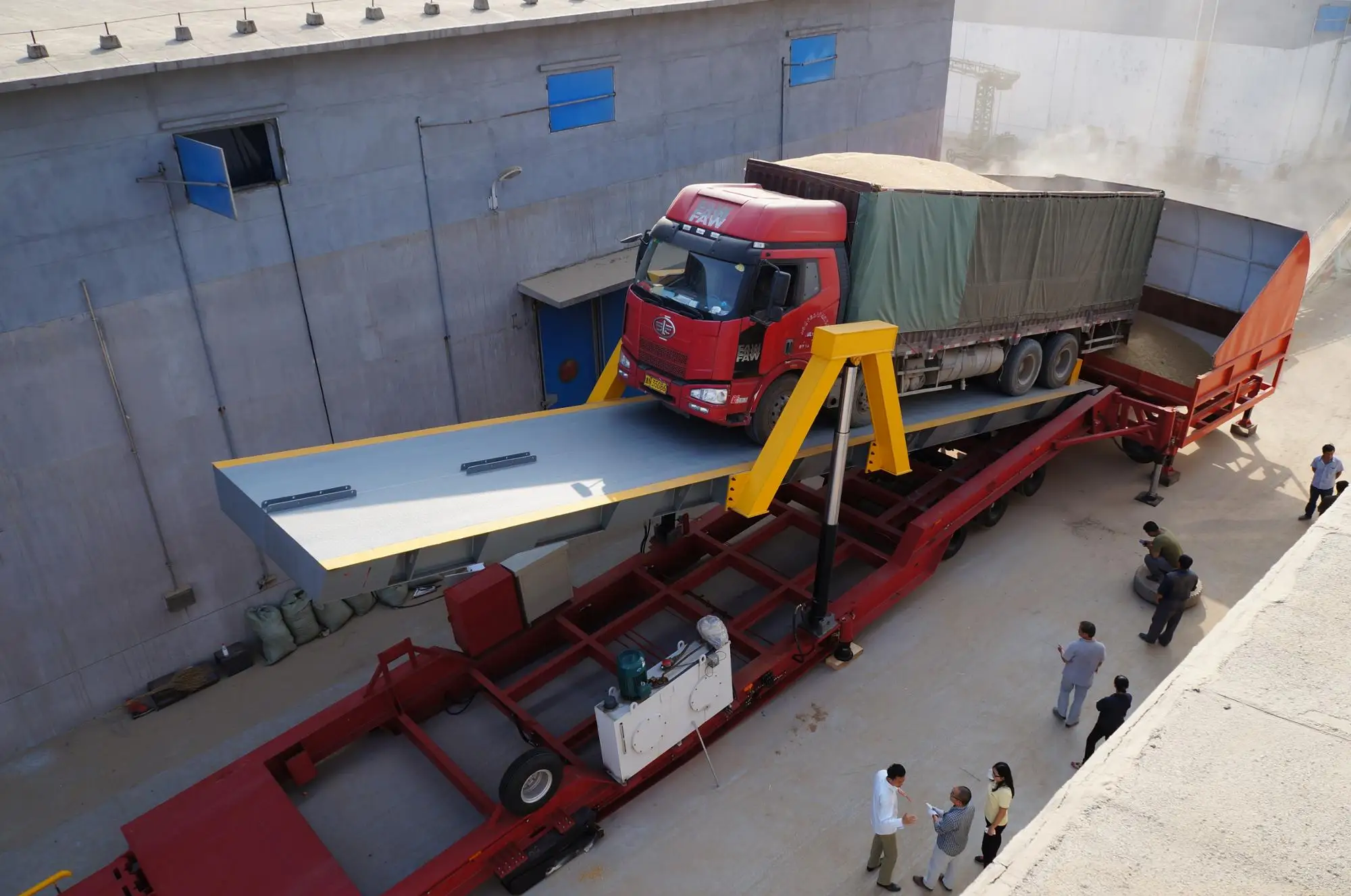 液压自卸车卸载平台 100 t