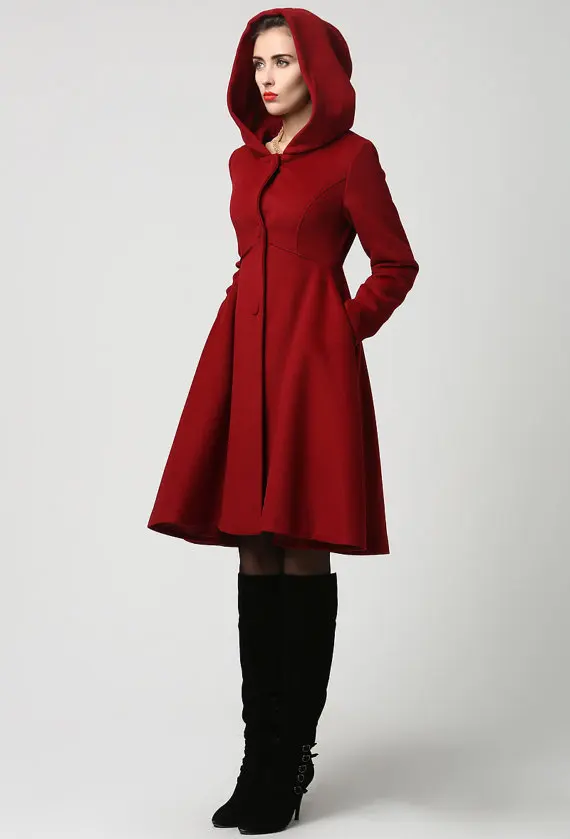 casaco capuz vermelho