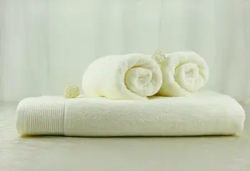 cream colored bath towels
