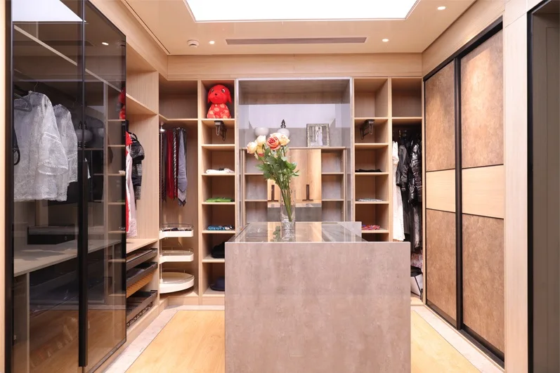 Много туши. Встроенный шкаф в зале на всю стену. Тушь в черно белом тюбике. Туши шкаф. Туши шкаф.