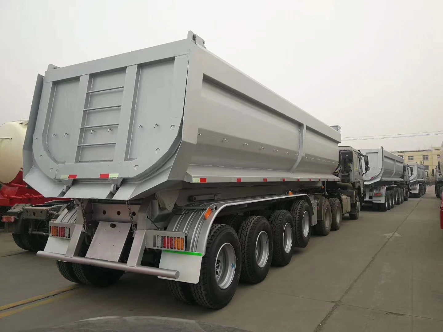 Передние оси подъемные с пневматической подвеской. 