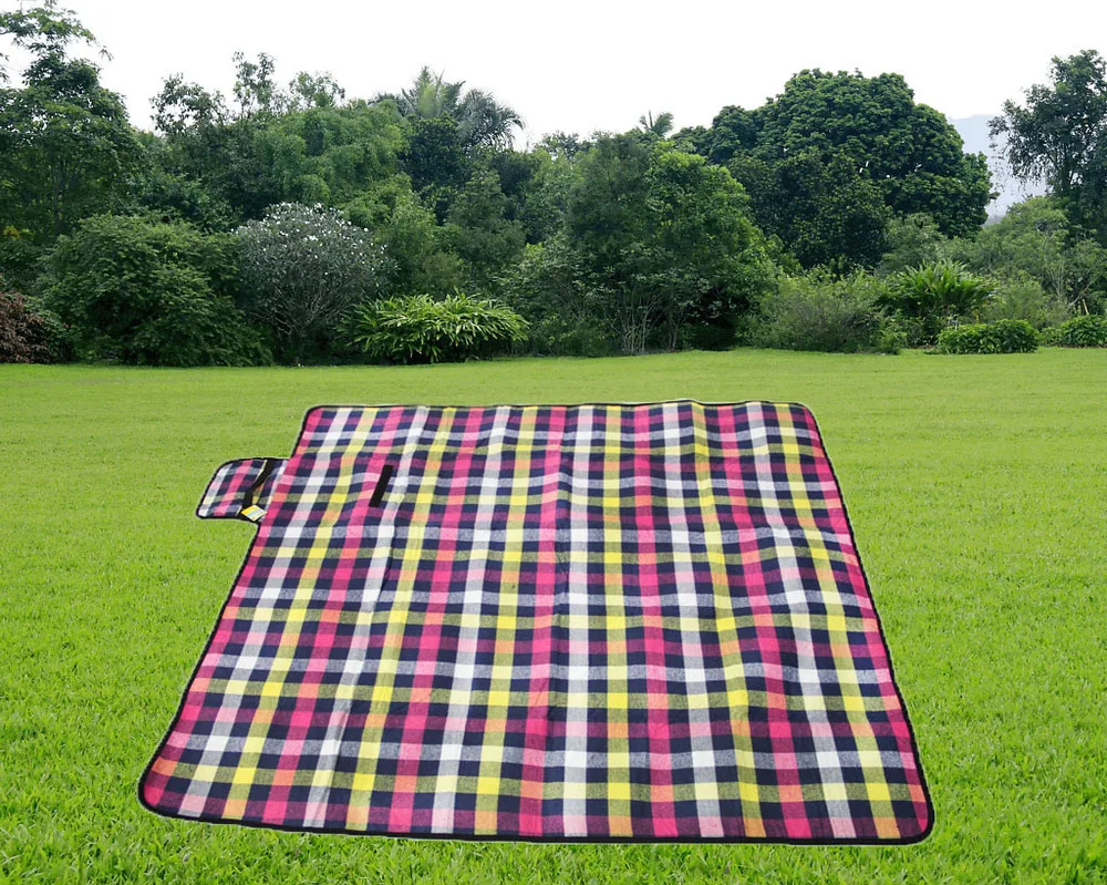 China Factory Outdoor Foldable Fleece Picnic Blanket With Handle Strap