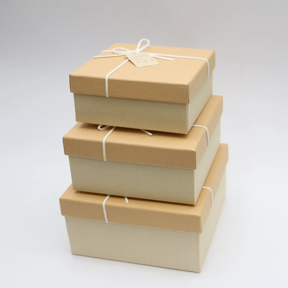 Картонная коробка для подарка. Упаковочная коробка. Картонные коробки для подарков. Картонные подарочные коробки. Упаковывание коробки.