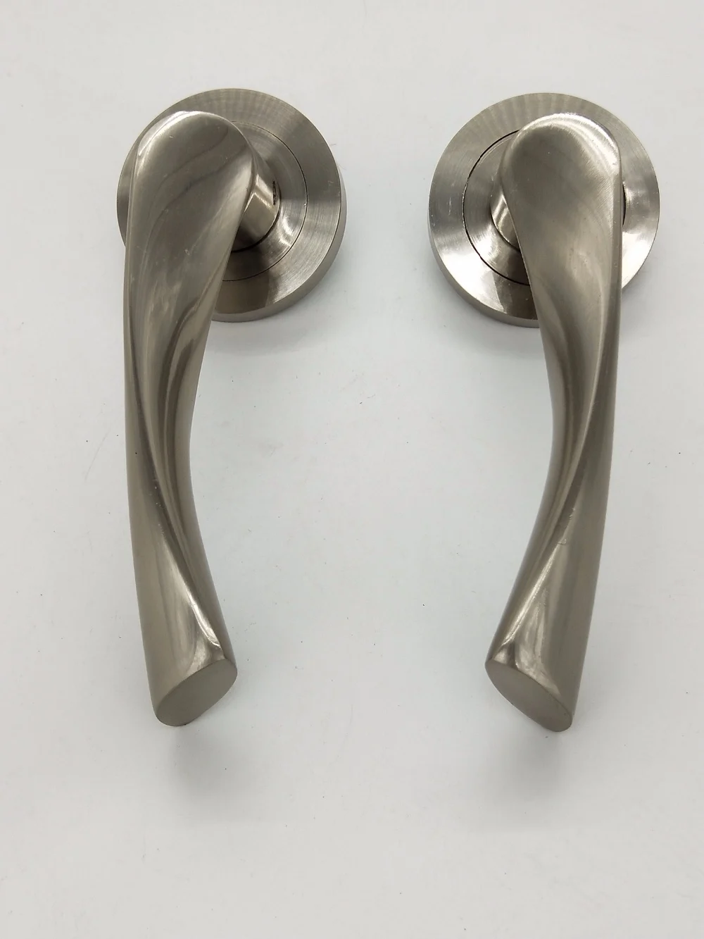 热式圆形玫瑰花杠杆门把手铝合金门把手锌合金手柄质量好