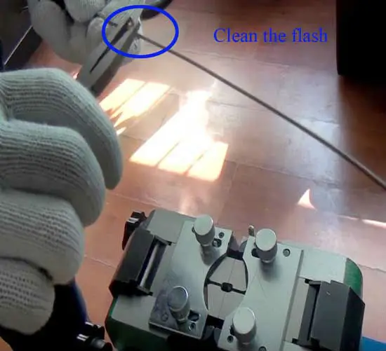05-Clean-the-flash-SZ-3TR.jpg