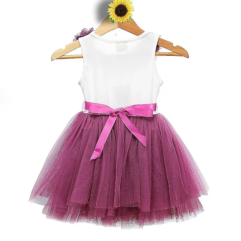 Dicono di Elobaby Al suo interno sono esposti articoli di abbigliamento di marca per bambini e bambine: calzature da cerimonia, pantaloni e giacche per comunioni, abiti da bambina per comunioni, camicie, vestiti da bambina classici e sportivi, giacche e pantaloni per bambino classiche e sportive, maglieria per bambine e bambini, vestitini, accessori e scarpe per.