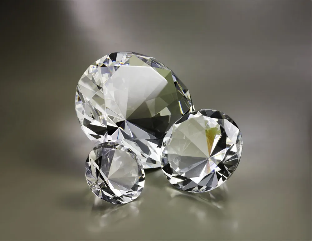 Бриллианты и Алмазы и Кристаллы. Прозрачные ювелирные камни. Украсить алмаз